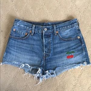 Levi’s 501 Cutoffs 27